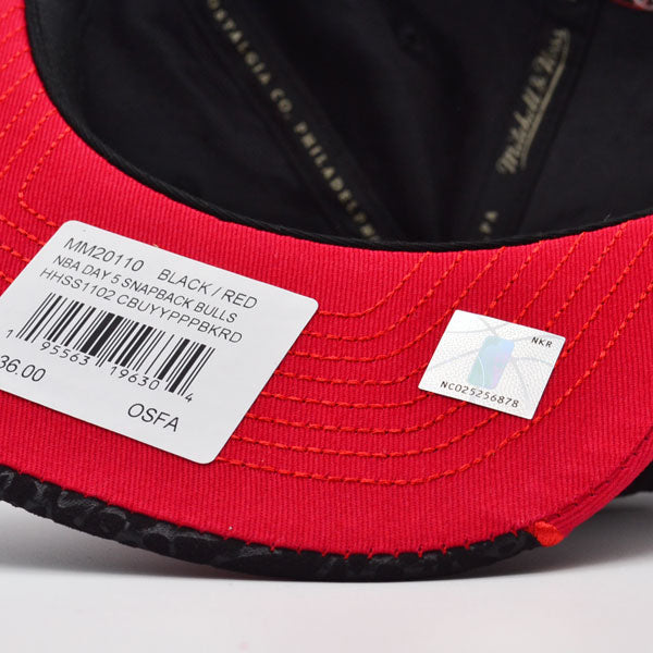 Chicago Bulls Exclusive Mitchell & Ness AIR JORDAN DAY 5 Snapback Hat - Black/Red