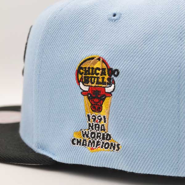 Chicago Bulls 1991 NBA CHAMPIONS Mitchell & Ness UNIVERSITY AWAY 2Tone Snapback Hat - University Blue/Black