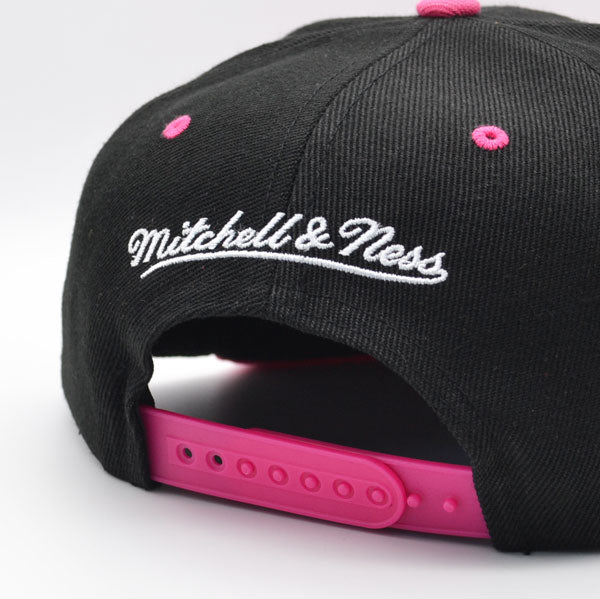 Chicago Bulls NBA Mitchell & Ness SWEET HEART SCRIPT Snapback Hat - Black/Hot Pink Bottom