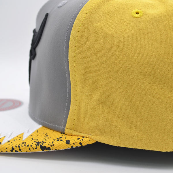 Chicago Bulls Exclusive Mitchell & Ness AIR JORDAN DAY 5 Snapback Hat - Reflective Gray/Black/Yellow