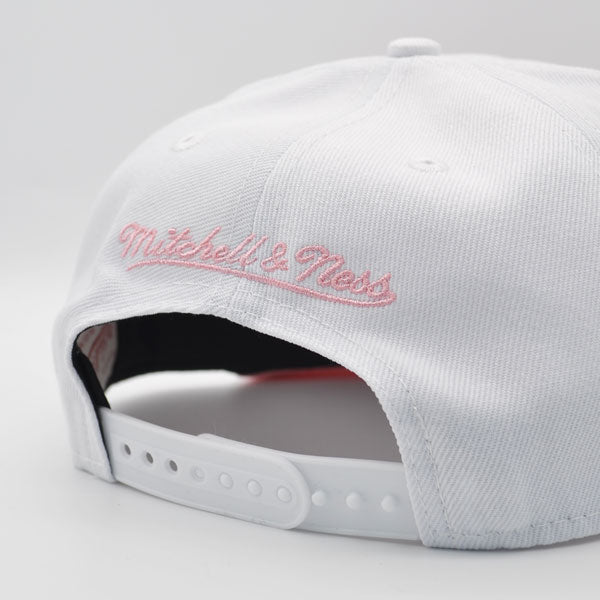 Chicago Bulls Mitchell & Ness SUMMER SUEDE Snapback Hat - White/Pink