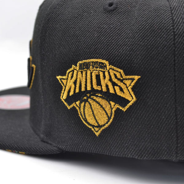 New York Knicks Mitchell & Ness BHM Script Snapback Hat - Black/Metallic Gold