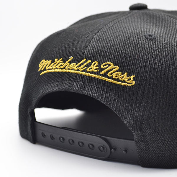 New York Knicks Mitchell & Ness BHM Script Snapback Hat - Black/Metallic Gold