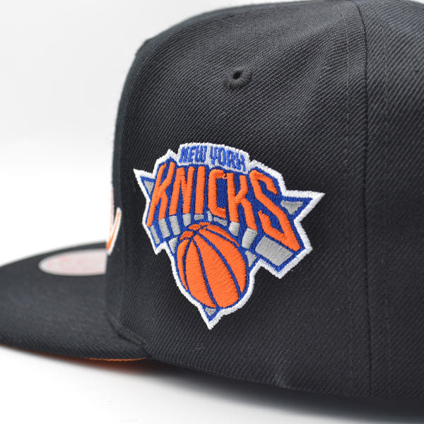 New York Knicks Mitchell & Ness TEAM SCRIPT Snapback Hat - Black/Orange