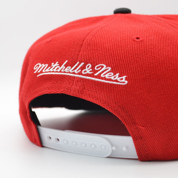 Chicago Bulls NBA Mitchell & Ness CARDINAL 2Tone Snapback Hat - Red/White