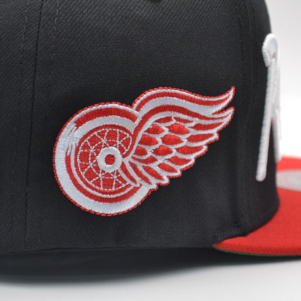 Detroit Red Wings Mitchell & Ness NHL VINTAGE SCRIPT Snapback Adjustable Hat - Black/Red