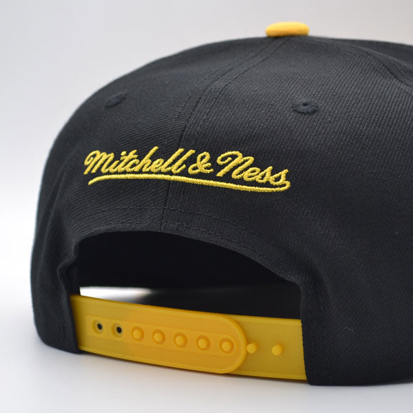 Boston Bruins Mitchell & Ness NHL VINTAGE SCRIPT Snapback Adjustable Hat -Black/Yellow